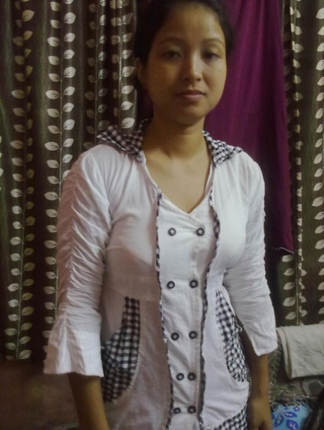 Menina nepalesa descobre mamas naturais enquanto desabotoa as cuecas