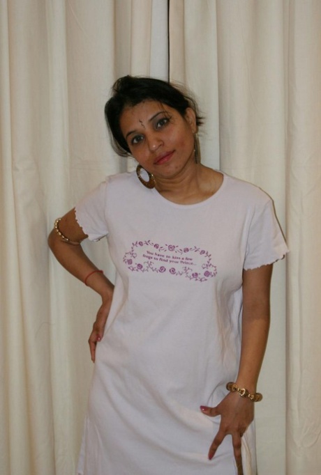 Индийская сольная девушка Кавия Шарма обнажила свои натуральные сиськи, раздеваясь догола
