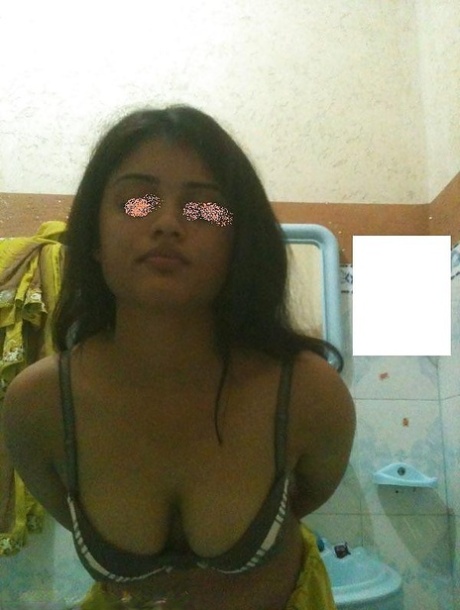 Une étudiante indienne montre ses gros seins naturels dans une salle de bain