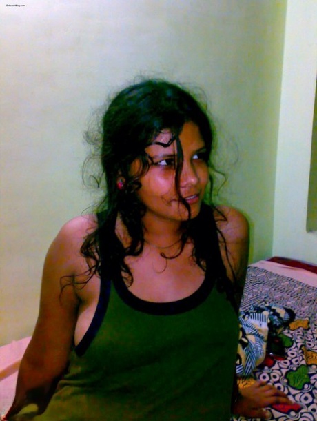 Chica india tiene sus tetas manoseadas mientras es follada al estilo misionero en una cama