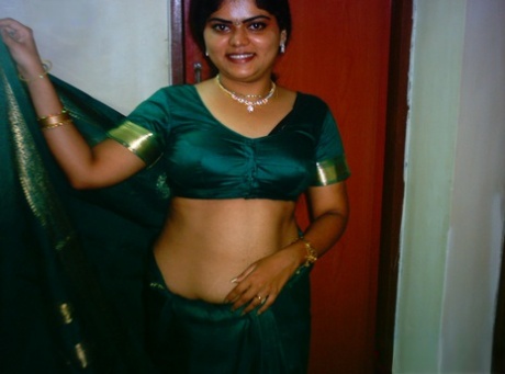 Das indische Solomädchen Neha zieht die traditionelle Kleidung aus und legt sich nackt auf ein Bett