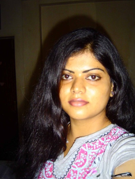 Indiase vrouw Neha neemt self shots terwijl ze haar gezicht stevig houdt