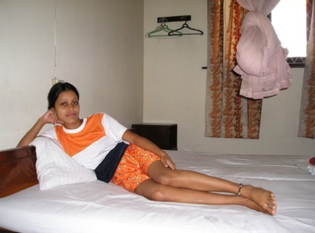 インド人の巨乳彼女が彼氏とのセックスで全裸になるところを撮影