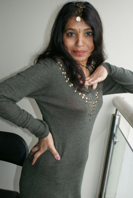 印度女士Kavya Sharma在脱掉衣服和靴子后坐在垫子上
