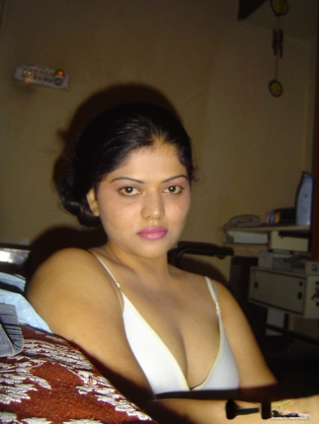Indyjska kobieta Neha odsłania duże przyrodzenie i duże otoczki podczas zdjęć selfie