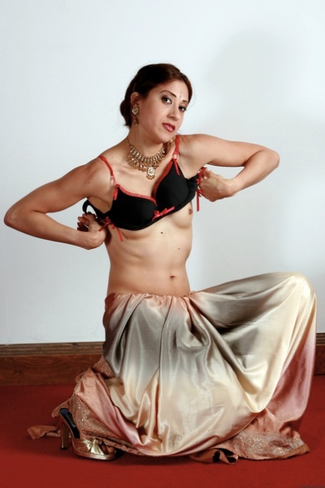 Indiase nieuwkomer onthult haar kleine tieten terwijl ze een lange rok draagt