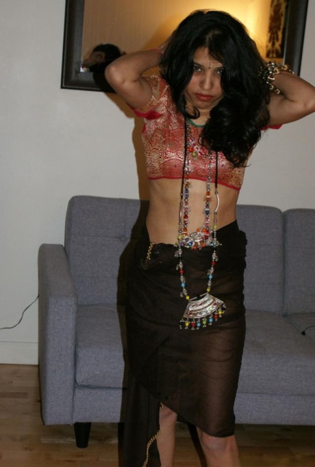 Indiase MILF Kavya Sharma gaat helemaal naakt terwijl ze een lange ketting draagt