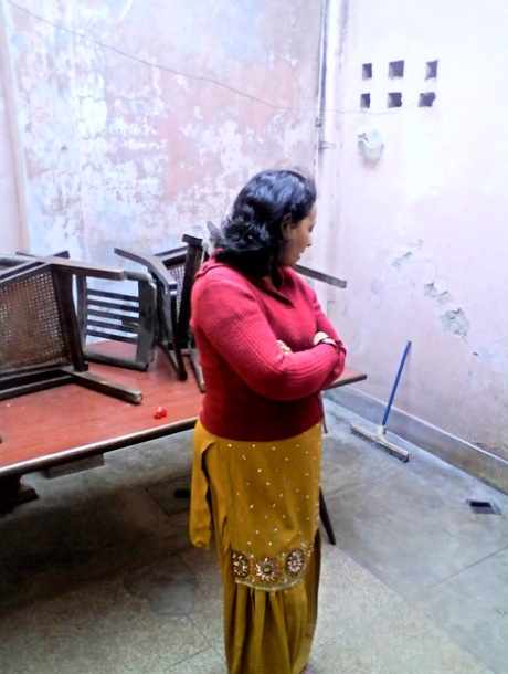 Fyldig indisk kone afslører store bryster, før hun viser sin fede røv frem