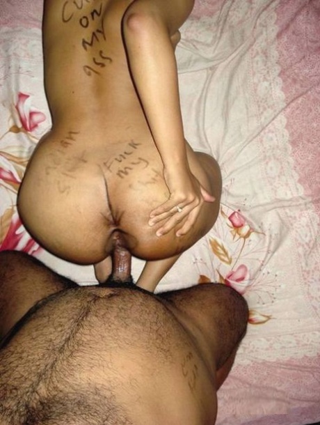 Knubbig indisk tjej med stor röv och bröst blir knullad av sin man på sängen