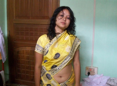 Indisk kone skifter tøj, mens hun tilfredsstiller sin mand på sengen POV-stil
