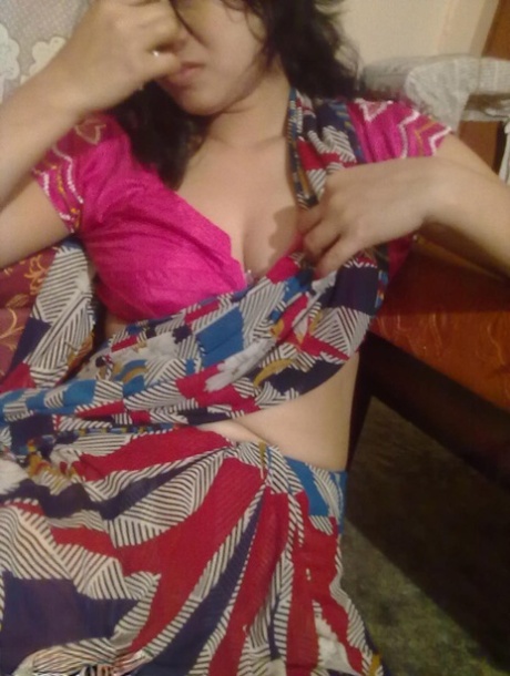 Sexy Indiase vrouw Padma onthult naturel tieten en oksels op bed