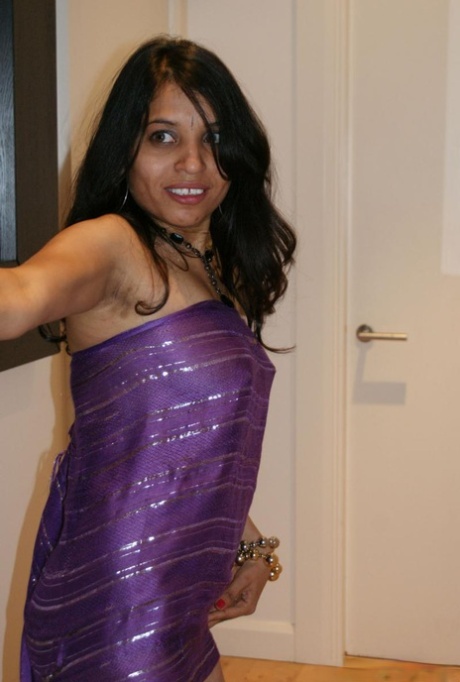 Indische MILF Kavya Sharma kreuzt ihre nackten Beine während eines nicht nackten Auftritts