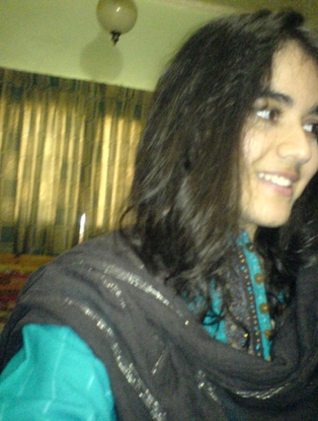 Индийская девушка снимает себя с большими натуральными сиськами без блузки