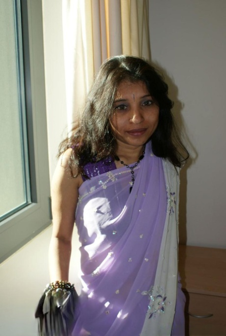 Indiska MILF Kavya Sharma är helt naken under soloaction på en säng
