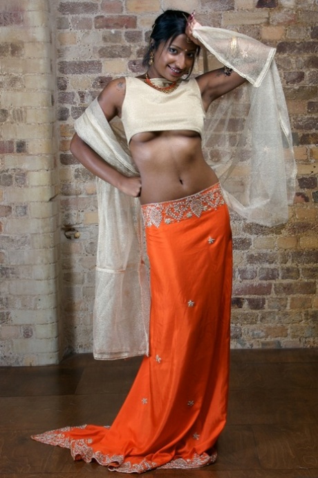 Un mannequin indien tatoué expose ses seins fermes dans un vêtement traditionnel