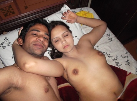 インド人カップルがベッドでヌード自撮り、彼女はブラジャーをつける前に