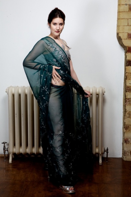インド人モデル、ナミータがソロアクションで巨乳を披露