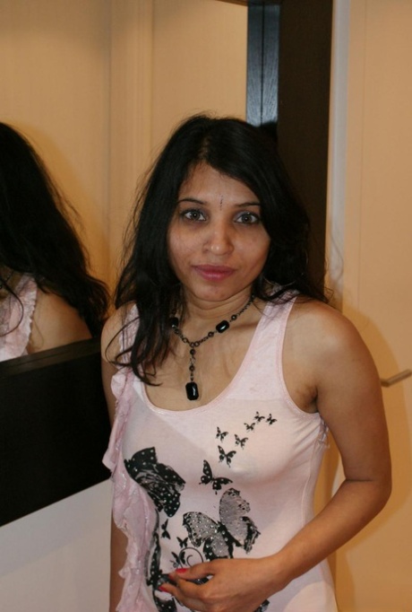Indiase MILF Kavya Sharma showt een kort jurkje tijdens een niet-naaktreportage