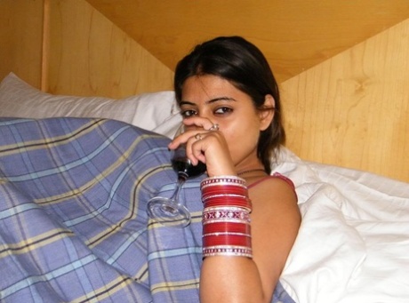 Indisches Mädchen modelliert für Nacktshooting während ihrer Flitterwochen