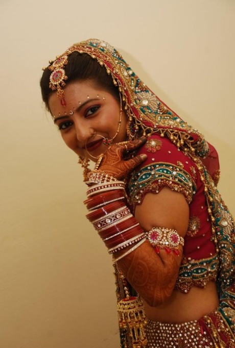 Indisk jente stiller opp som modell for nakenfotografering på bryllupsreise