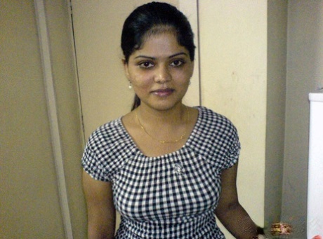 胖胖的印度女孩Neha从白色胸罩中释放出她的乳房