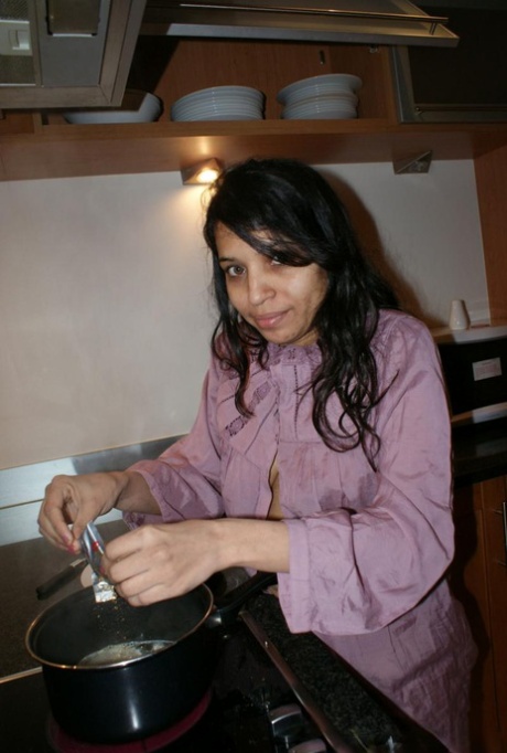 Indiase chick Kavya Sharma zit helemaal naakt op een bank na het koken