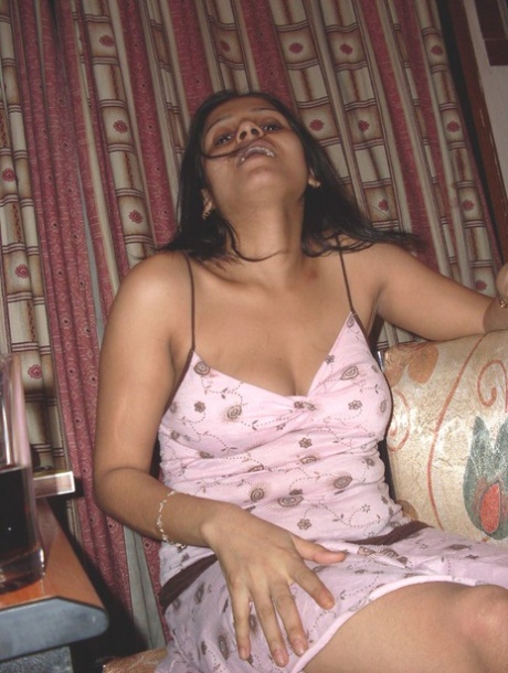 Indische Frau entblößt große Nacktheit und Hintern beim Rauchen einer Zigarette