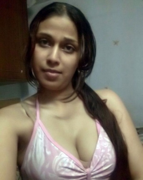 Sexy modelos femeninos indios en su lencería durante la acción no desnuda