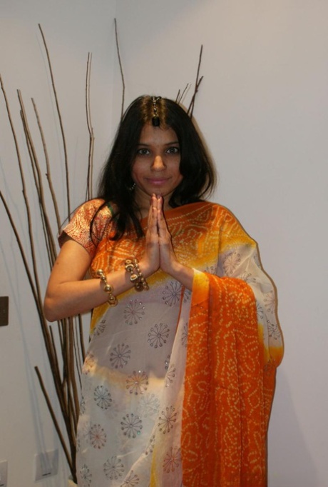 Indiska MILF Kavya Sharma kastar av sig traditionella kläder för att ligga naken på en säng
