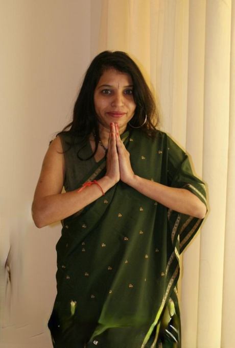 A MILF indiana Kavya Sharma tira a roupa para ficar nua de uma forma provocante