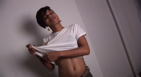 Ebony-tjejen Mia står naken medan hon pissar och gör en soloshow