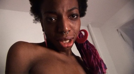 Schwarzes Mädchen Revay pisst in eine Schüssel, während sie nackt in einem Paar Fersen ist