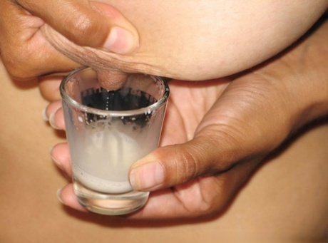 Latina chick vult een borrelglas met moedermelk voordat ze met haar vagina speelt