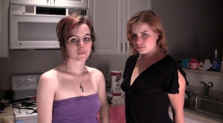 Les filles lesbiennes Dahlia et Lily se livrent à des jeux de pisse pendant des ébats dans la cuisine