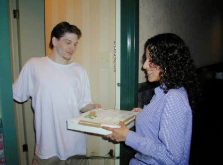 Amadora latina usa cabelo encaracolado enquanto fode o entregador de pizzas