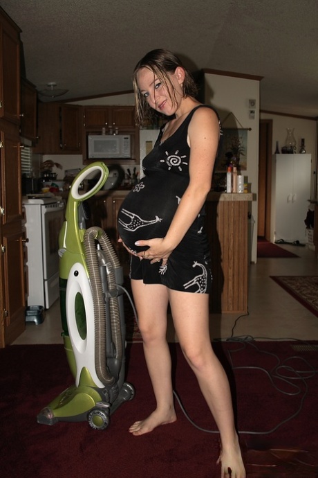 Gravid amatör tar en dammsugare tillbehör till hennes kåta fitta