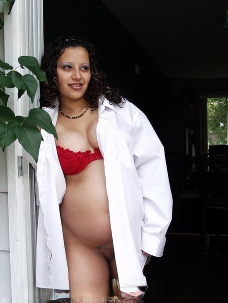 Mulher latina grávida mostra as mamas cheias de leite e barriga para dentro do nú