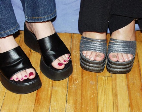 Biseksuelle piger og deres kneppekammerat slikker hinandens fødder under en trekant