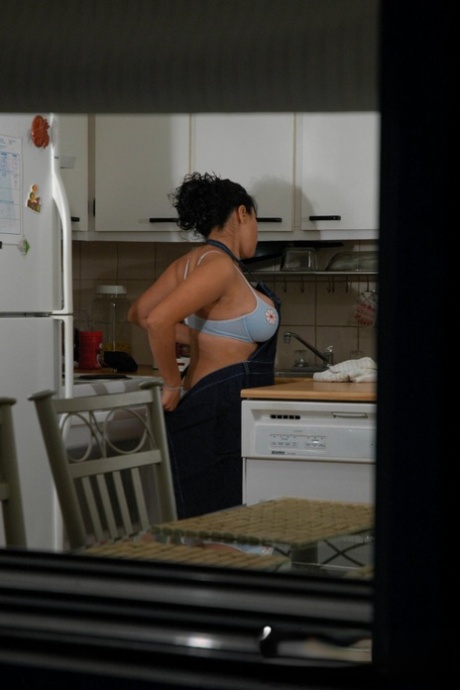 Mujer latina embarazada juega con sus grandes tetas y su coño en la cocina