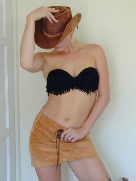 Sexy blondje maakt haar naaktdebuut terwijl ze een suède cowboyhoed draagt
