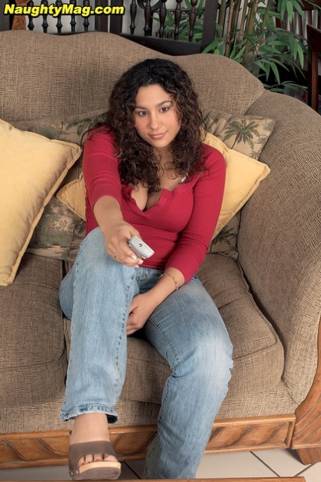 Gruba brunetka Samantha Steele rozbiera się do naga na kanapie w swoim debiucie