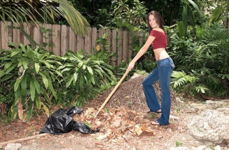 Slim Amateur Natalie Star Streifen zu einem Tanga beim Harken Hinterhof Blätter