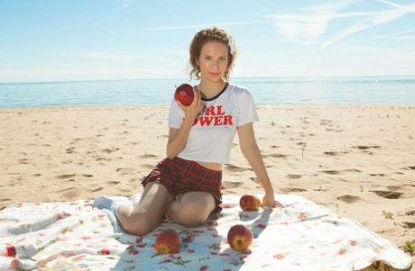 Entzückendes junges Mädchen Amore wird völlig nackt auf einer Stranddecke