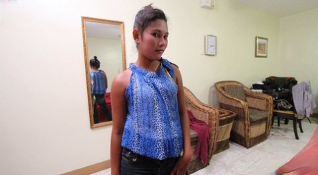 Filipińska kobieta wycieka spermę z ogolonej pochwy po ruchaniu POV