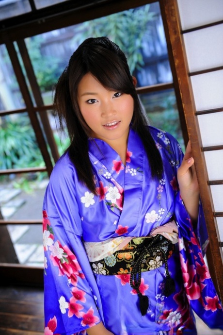 Japansk solopige løfter op i sin kimono for at blotte sin vagina