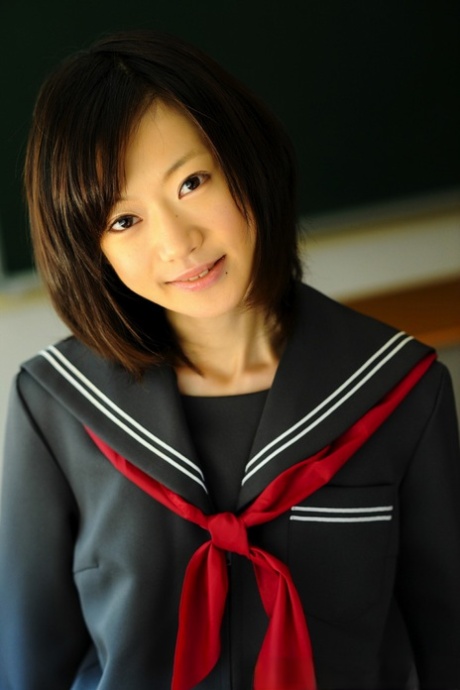 Ledwie legalna japońska uczennica pokazuje gołe kolana w szkolnym mundurku