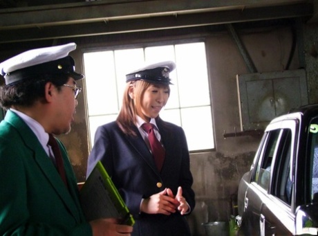 Japansk jente får munnen full av sæd mens hun lærer seg å bli sjåfør