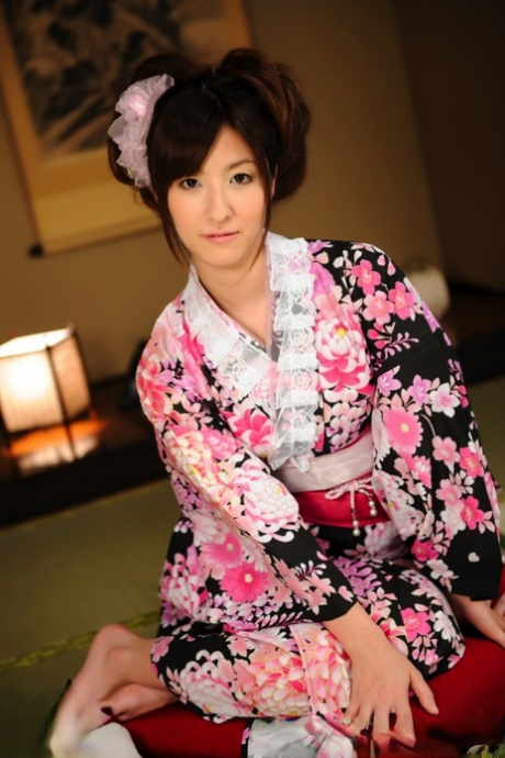 Japanse geisha schuift haar kimono over een blote schouder tijdens SFW actie