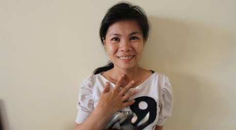 Kambodjansk tonåring med små bröst klär av sig innan barebacksex med en farang