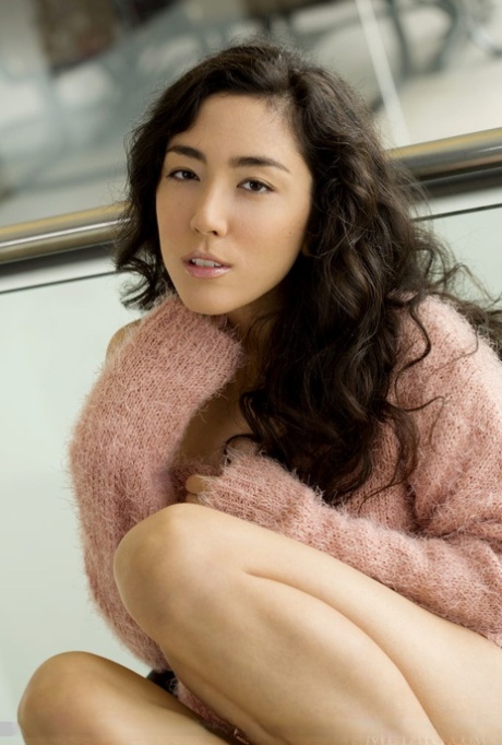 Azjatycka nastolatka Crystal Wings zrzuca sweter i majtki, aby pozować nago